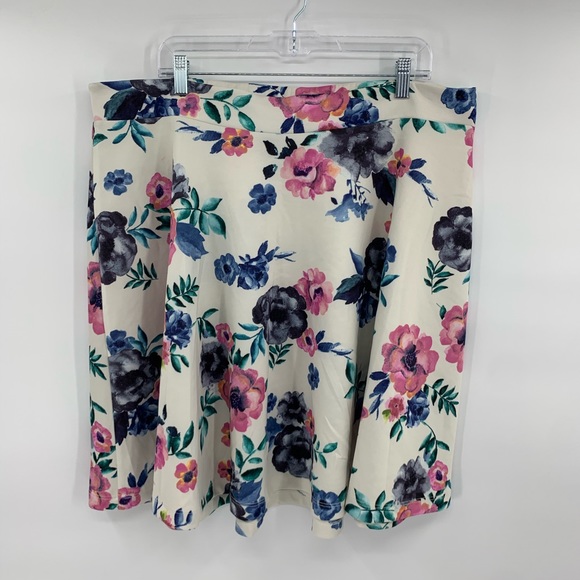 Torrid Mini Floral Skater Skirt Scuba Size 1 1X - Picture 3 of 7